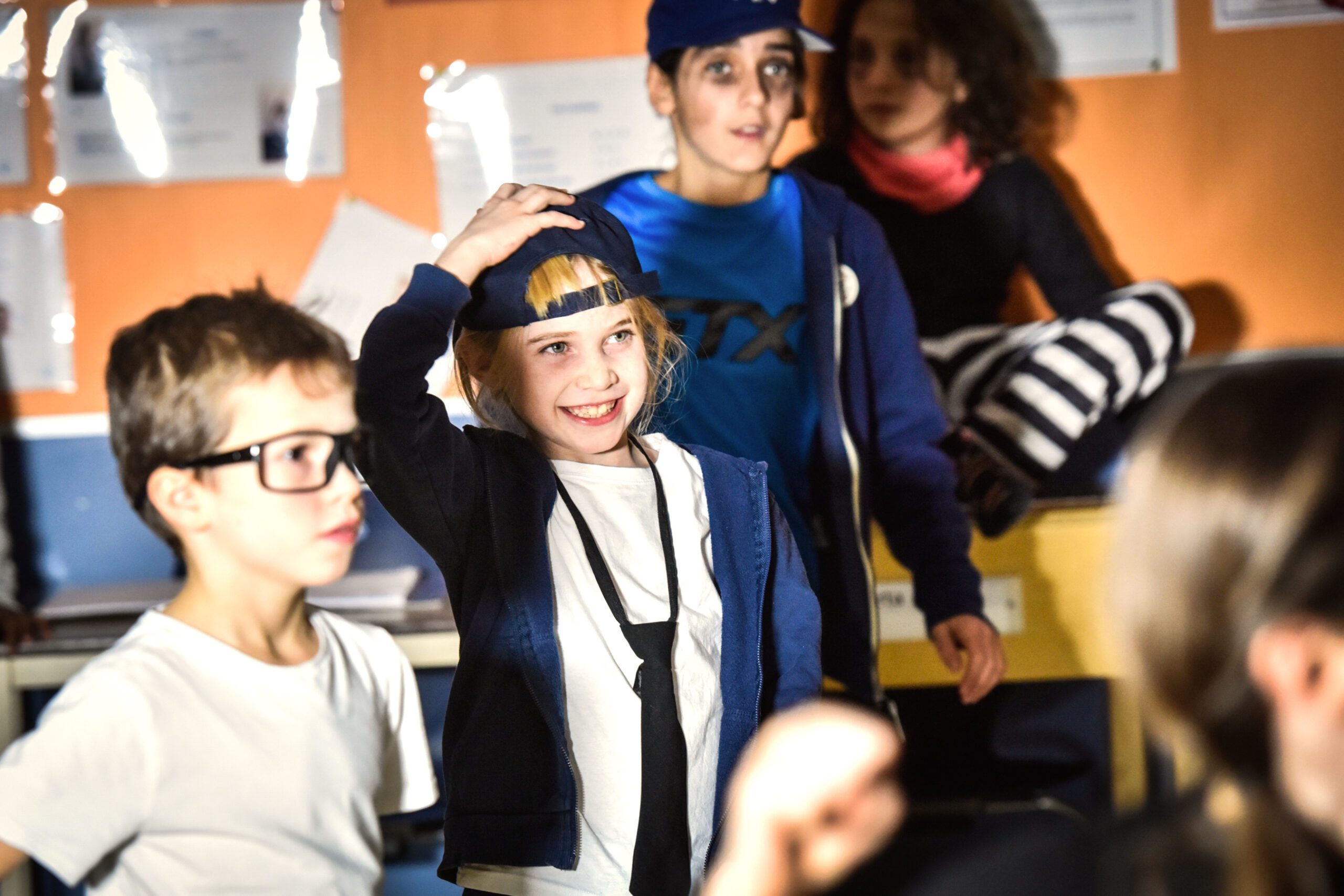 Enfant souriant accompagné d'autres enfants