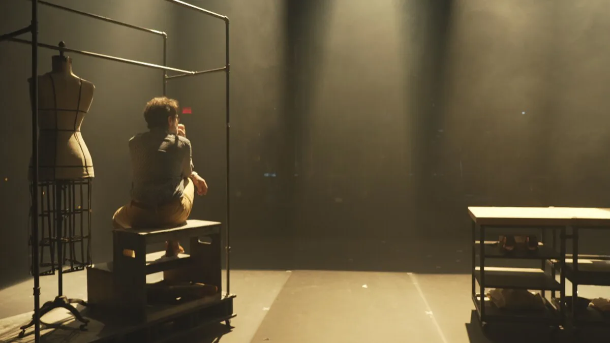 Karl-Patrice Dupuis, comédien, endosse parfois le rôle de « crabe » en théâtre, un figurant essentiel qui se déplace sur scène pour aider à ajuster les éclairages et vérifier les effets visuels. (Source : <a href="https://ici.radio-canada.ca/nouvelle/1973395/crabe-theatre-bordee-34b-marie-josee-bastien">Radio-Canada</a> © Photo : Radio-Canada / Image : Vincent Archambault Cantin)