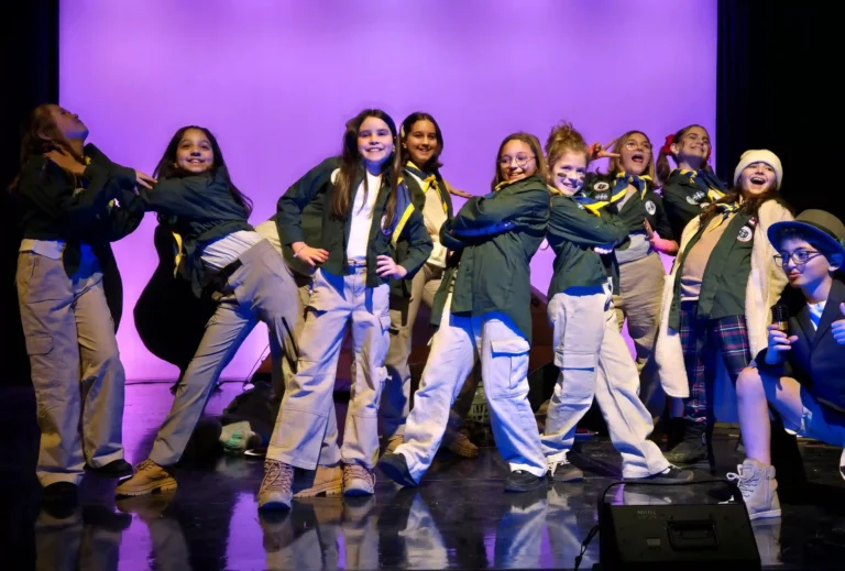 Comprendre la différence : mise en scène au théâtre et réalisation d’un film