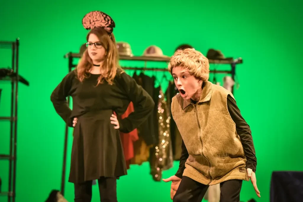 Interprétation d'un personne lors d'une pièce de théâtre aux Studios Tapis Rouge