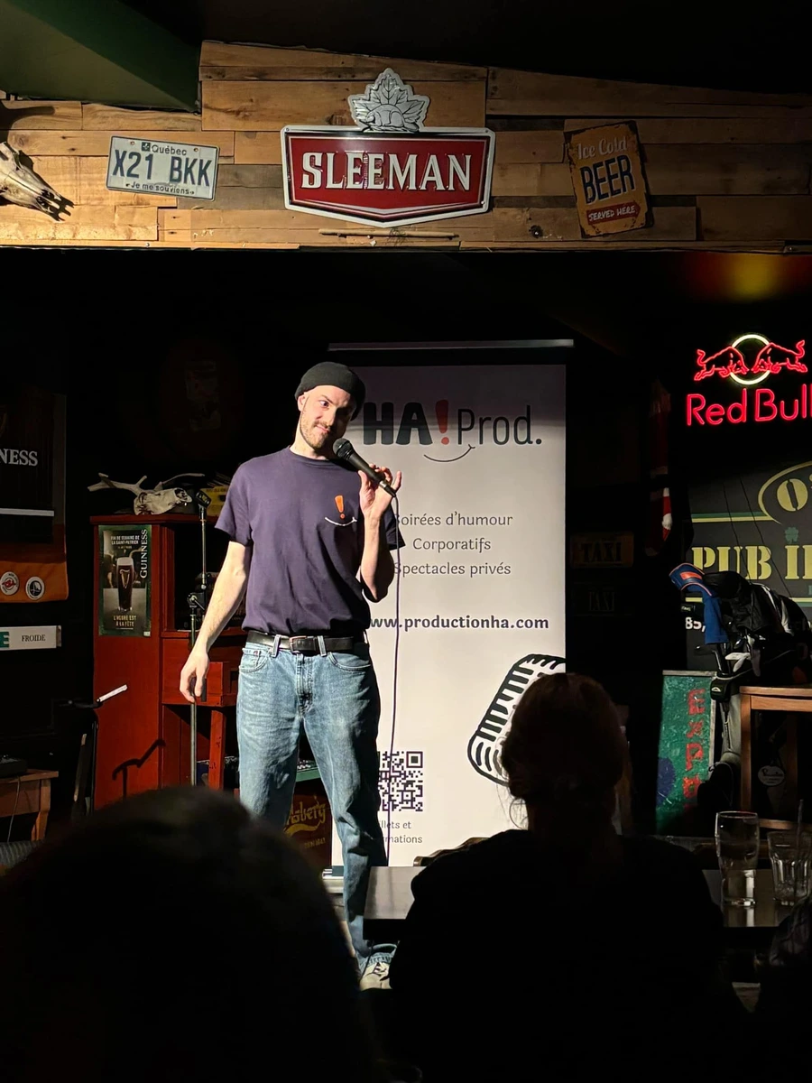 Adrien Lessard sur scène, dans son spectacle d'humour